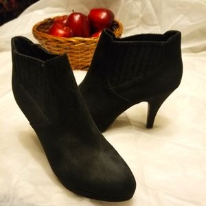 Dexflex Comfort Black Heeled Suede Boots